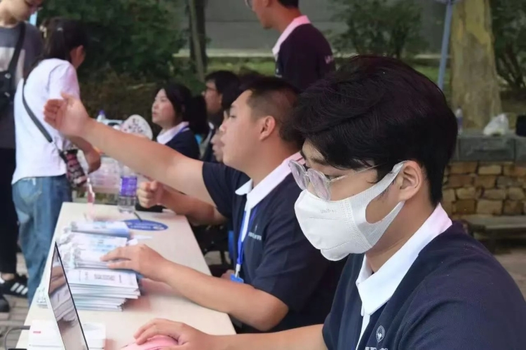 榜样的力量 | 杨涵：“ 把自己活成一束光，自信坦荡，光芒万丈!”