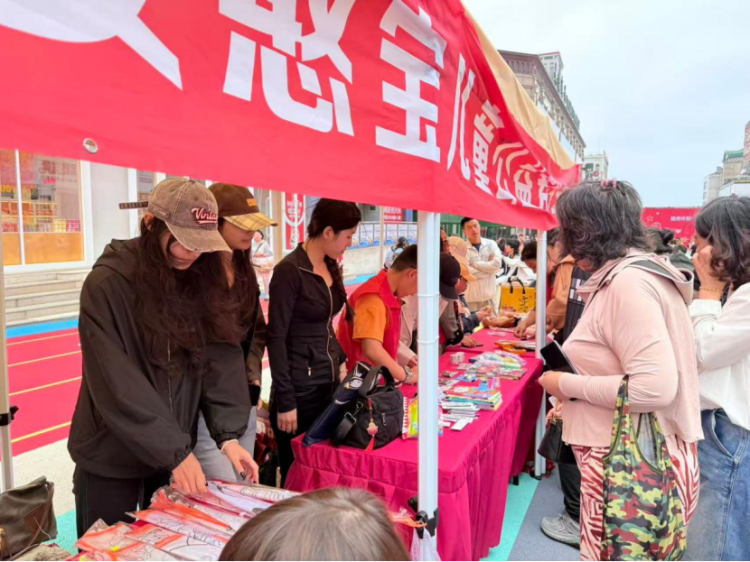 公益义卖传暖意 包容相伴护童心