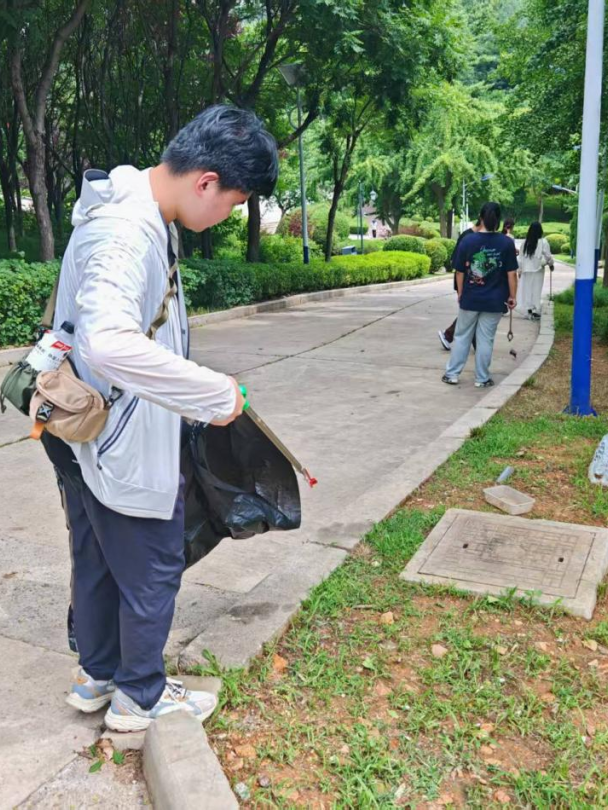 劳动砺初心，志愿暖社区！  应用技术学院学子清扫行动圆满完成